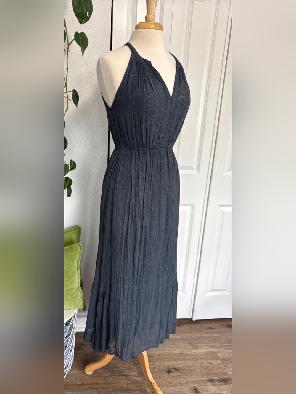 World Market Boho Halter Maxi Dress Gray Floral Viscose Lined Flowy Resort S/M - Picture 3 of 9